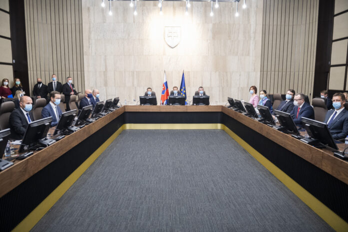 prvé zasadnutie novovymenovanej vlády SR Igor Matoviè, Eduard Heger, Roman Mikulec, ministri