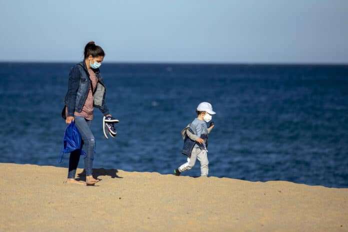 ena so synom s ochrannými rúkami kráèanie plá Badalona