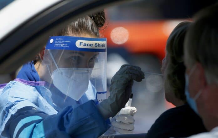 doktorka Sabrina Soltová odoberanie vzorky mu auto testovanie testovacie stredisko, Scottsdale