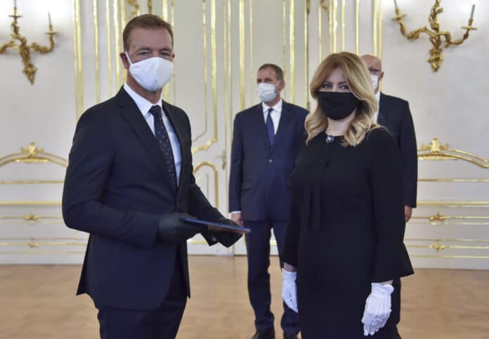 Na snímke mimoriadny a splnomocnený veľvyslanec Slovenskej republiky v Libanonskej republike so sídlom v Bejrúte Marek Varga (vľavo), ktorému prezidentka SR Zuzana Čaputová (vpravo) odovzdala poverovacie listiny v Prezidentskom paláci v Bratislave vo štvrtok 16. júla 2020. Foto: TASR - Pavol Zachar