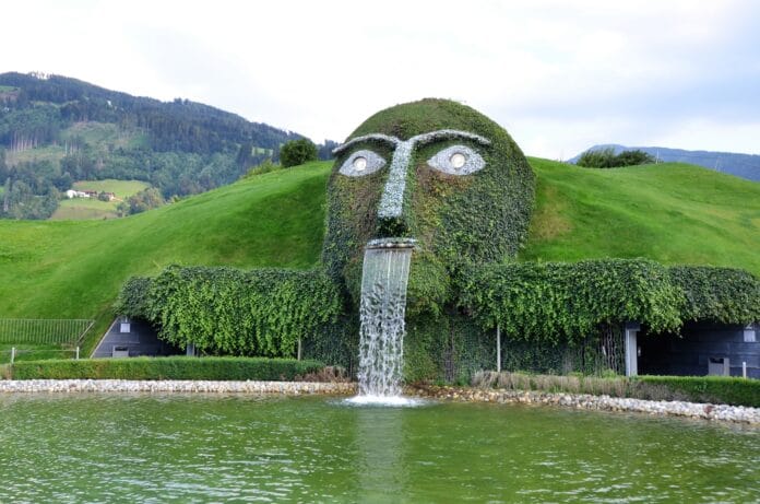 swarovski giant, giant head, swarovski kristallwelten