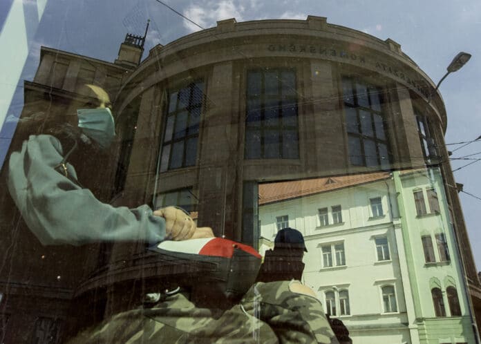 žena,, rúško,koronavírus, Univerzita Komenského