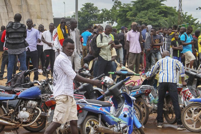 ¾udia zhromadenie námestie Nezávislosti Bamako
