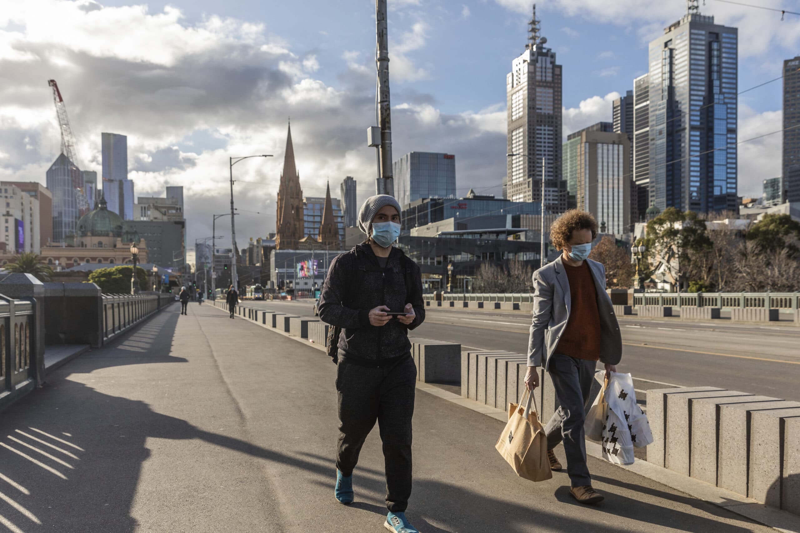Город в котором людей миллион. Мельбурн Австралия люди. Мажоры Москва Сити. Мельбурн люди на улицах. Локдаун в Австралии.