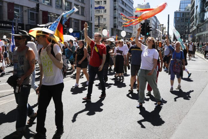 V Berlíne protestujú proti koronavírusovým nariadeniam