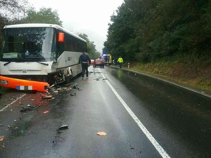 Zrážka autobusu s osobným autom pri Èiernom nad Top¾ou