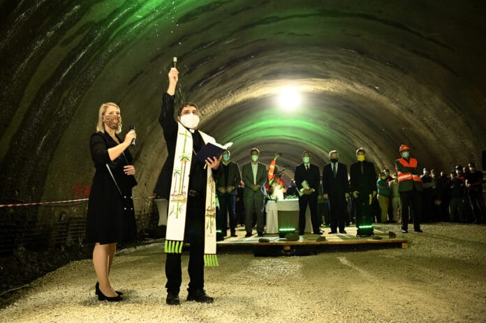 Za úèasti A. Doleala prerazili posledné decimetre tunela Milochov