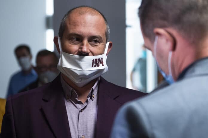 Hlavné pojednávanie s predsedom ¼SNS Marianom K. na pecializovanom trestnom súde v Pezinku