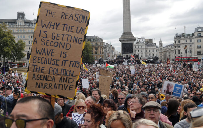 Protest proti prísnym pandemickým opatreniam v Británii