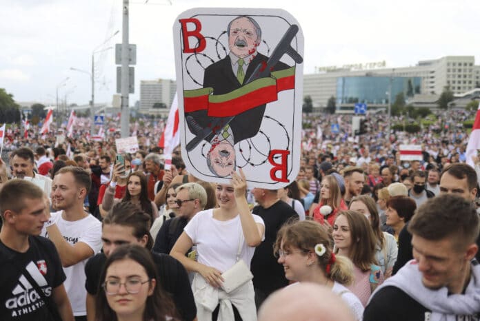 Desiatky tisíc ¾udí protestujú proti Lukaenkovi v uliciach bieloruskej metropoly Minsk