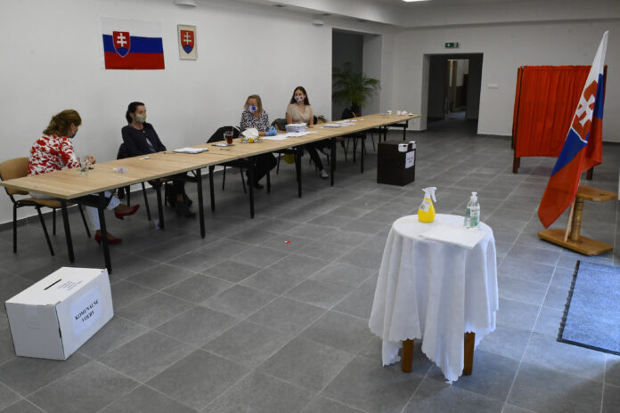 èlenovia volebnej komisie volièi dezinfekcia rúk hlasovanie volebná miestnos koická mestská èas Po¾ov