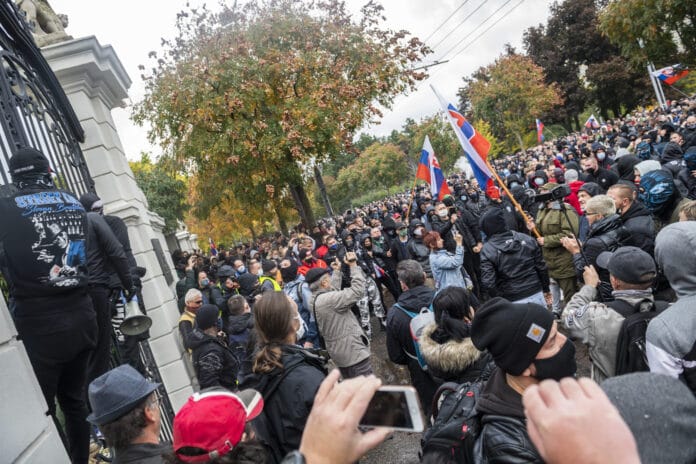 protivládny protest pred úradom vlády v Bratislave