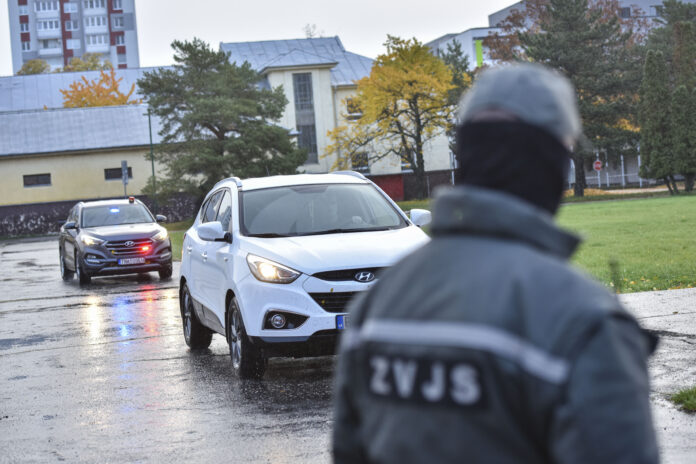 pecializovaný trestný súd v Pezinku zaèal rozhodova o väzbe dvoch sudcov a podnikate¾a Zoroslava K.