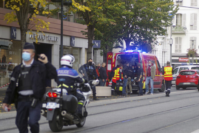 Pri útoku noom vo Francúzsku zomreli traja ¾udia a viacerí sú zranení