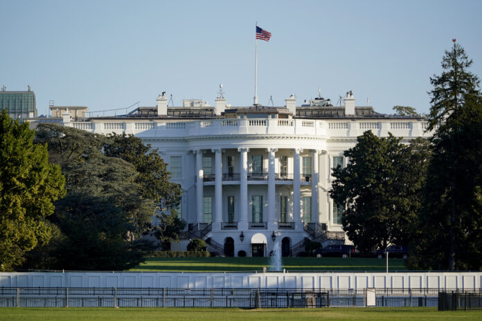 Amerického prezidenta Donalda Trumpa previezli do vojenskej nemocnice, kde sa bude lieèi z koronavírusu