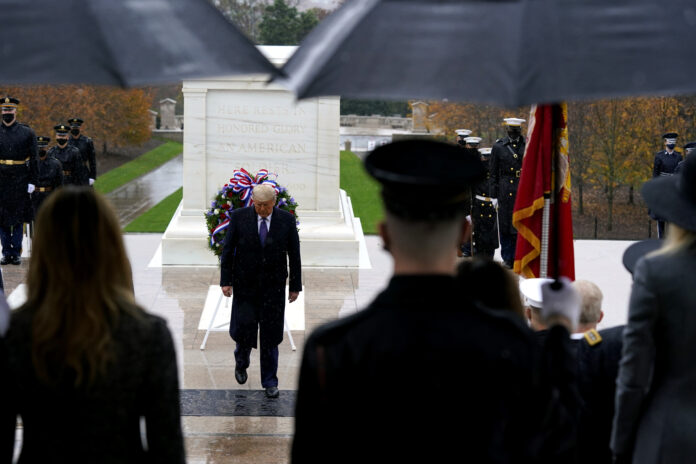 Donald Trump veniec kladenie Arlingtonský národný cintorín, Arlington