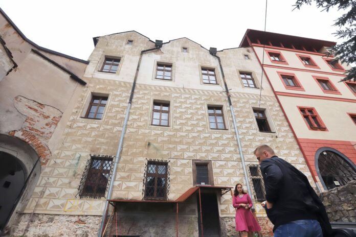 práce na obnove fasády Thurzovho domu v Banskej Bystrici