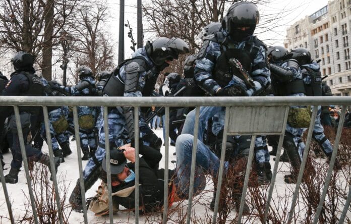 policajti zatýkanie demontranti stúpenec Alexeja Nava¾ného protestné zhromadenie, Moskva