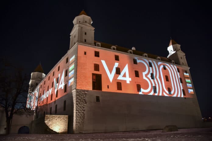 Palác Bratislavského hradu nasvietený motívom pripomínajúcim dnené 30. výroèie zaloenia Vyehradskej skupiny