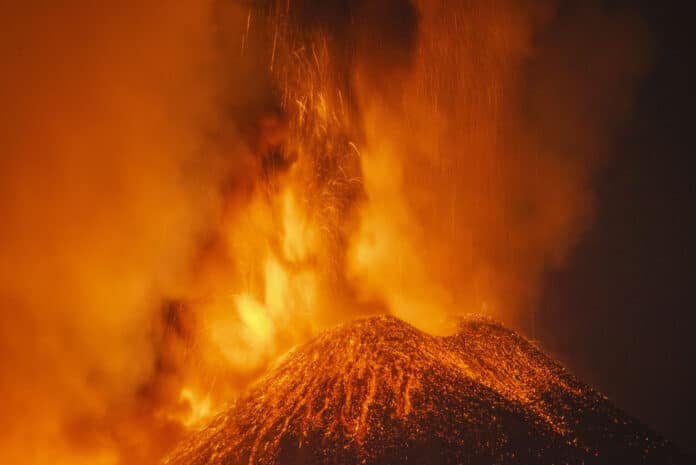 Etna opäť chvàli lávu a popol