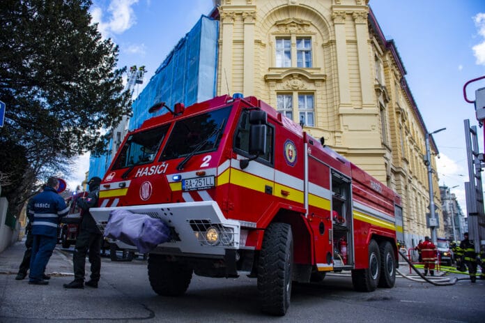 Na bratislavských Palisádach horí strecha základnej koly, deti evakuovali