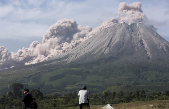 Erupcia sopky na idonézskom ostrove Sumatra