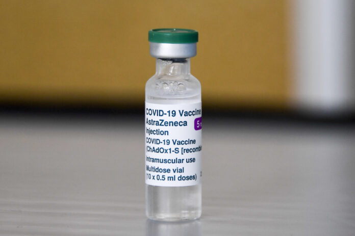 Británia varovala EÚ pred zákazom vývozu vakcíny od Astrazenecy