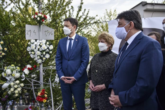 Anna Remiáová, Ján Budaj, Eduard Heger uctenie pamätník Róberta Remiáa pri príleitosti 25. výroèia jeho smrti