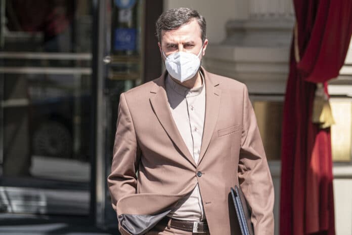 Kazem Gharib Abádií odchod