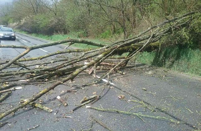 Rušnú noc mali pre intenzívne búrky aj hasiči v Žilinskom kraji