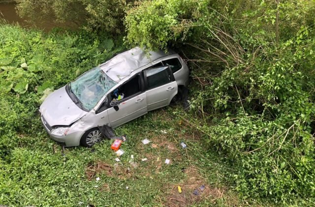 Auto prerazilo zvodidlá a skončilo v priekope