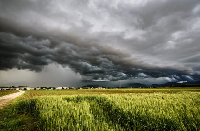 Na západnom a strednom Slovensku hrozia búrky s lejakmi
