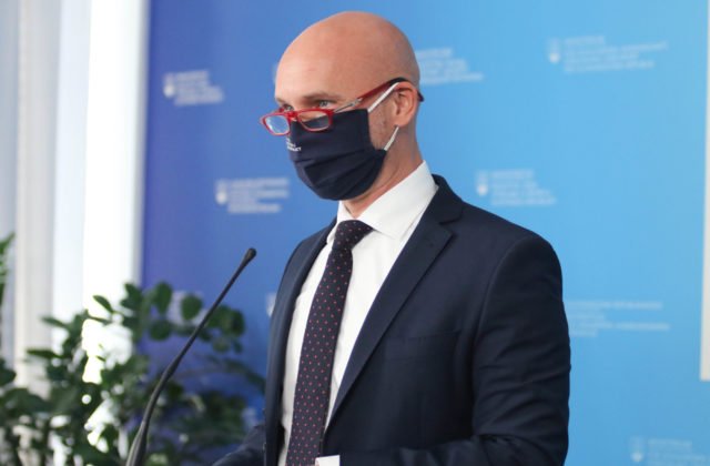 Gröhling: Vyššia účasť zaočkovaných ľudí na hromadných podujatiach by mala byť legislatívne upravená