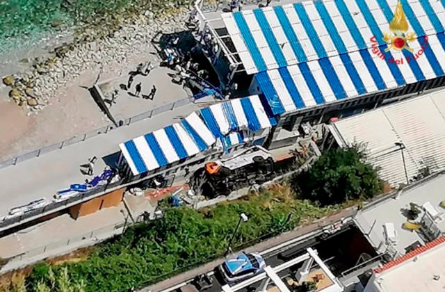 Do plážového rezortu na Capri sa zrútil autobus