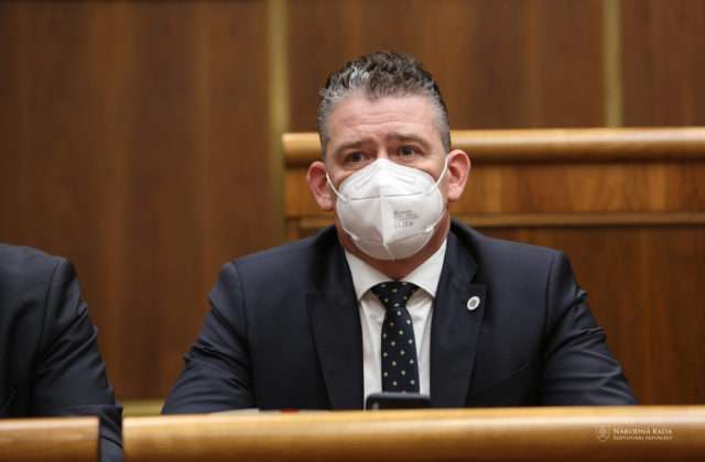 Opozícia odmietla nočné rokovanie a za odvolania ministra vnútra Mikulca hlasovalo 52 poslancov (video)