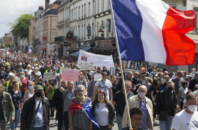 Vo Francúzsku sa opäť protestuje proti pandemickým opatreniam