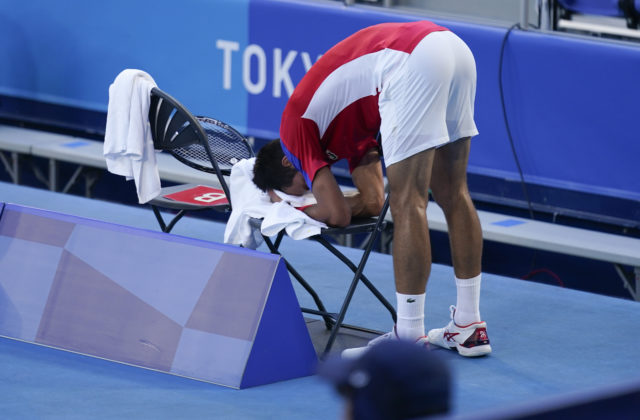 Patetické správanie v štýle malého decka. Ku kritike Djokoviča sa pridal aj britský novinár