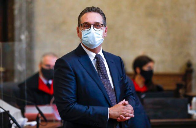 Bývalého vicekancelára Stracheho uznali vinným z korupcie