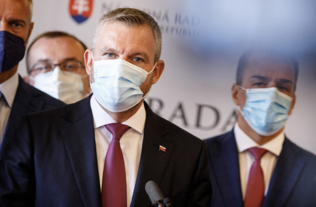 Koalícia robí pri odvolávaní Mikulca obštrukcie. Pellegrini vyzval Kollára