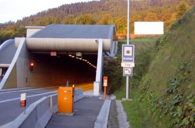 V tuneli Branisko sa stala dopravná nehoda