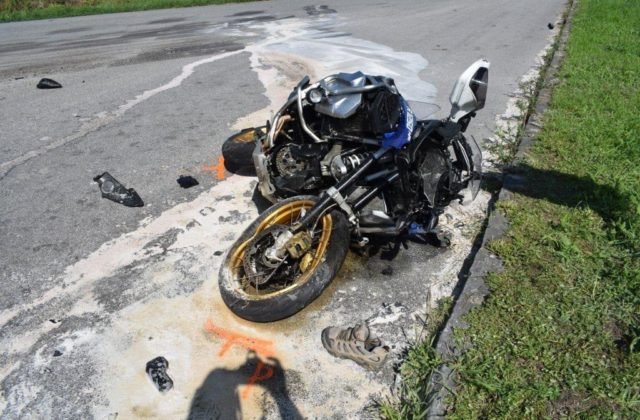 Dôchodkyňa za volantom si pri odbočovaní zrejme nevšimla motorkára