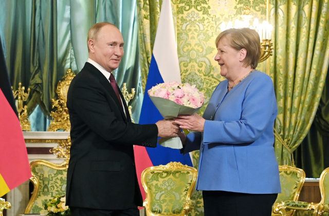 Merkelová sa stretla v Moskve s Putinom