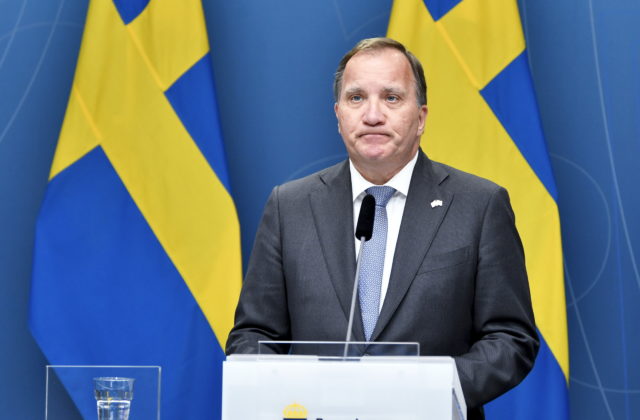 Švédky premiér odstúpi z čela vlády aj strany