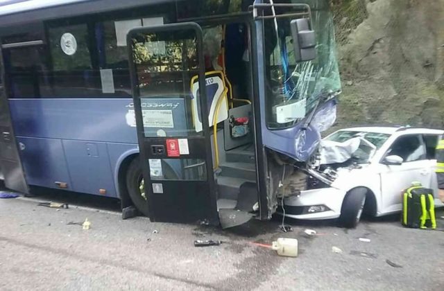 Pod Strečnom sa zrazili autobus a tri osobné autá