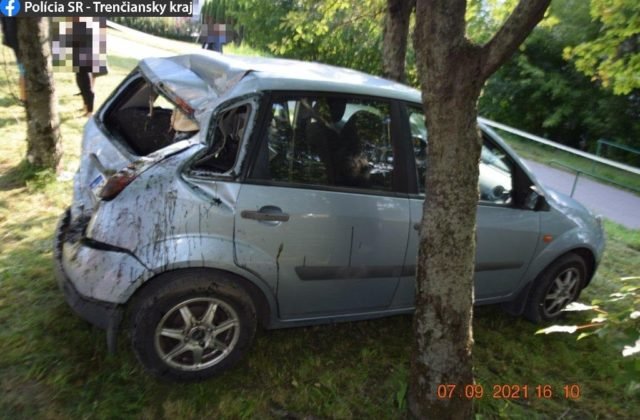 Senior pri prejazde kruhovým objazdom prerazil betónový obrubník