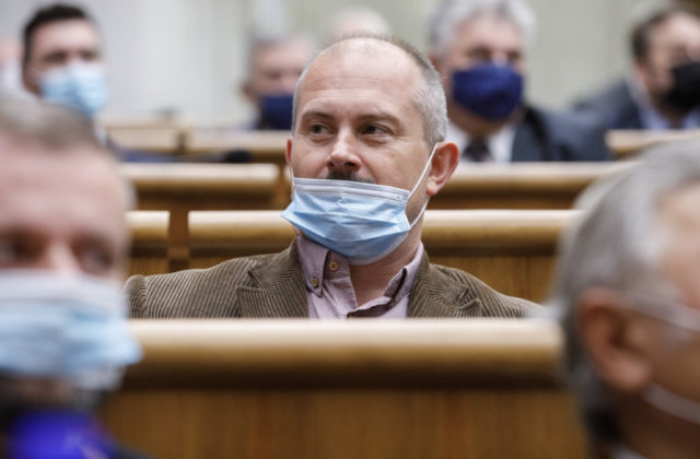 Kotleba prišiel o mandát poslanca