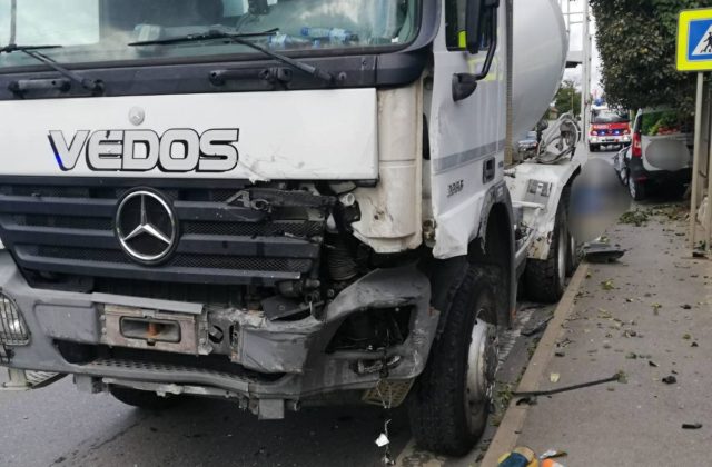 Pri Liešťanoch sa zrazili dve nákladné autá