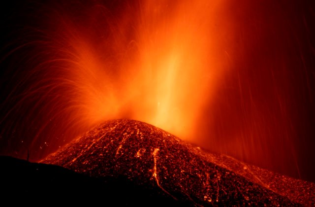 Chrliaca láva na ostrove La Palma zničila stovky budov