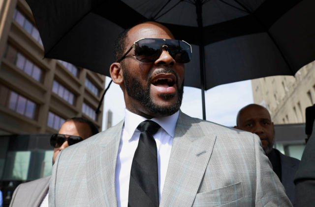 Spevák R. Kelly bol uznaný vinným zo sexuálneho zneužívania detí