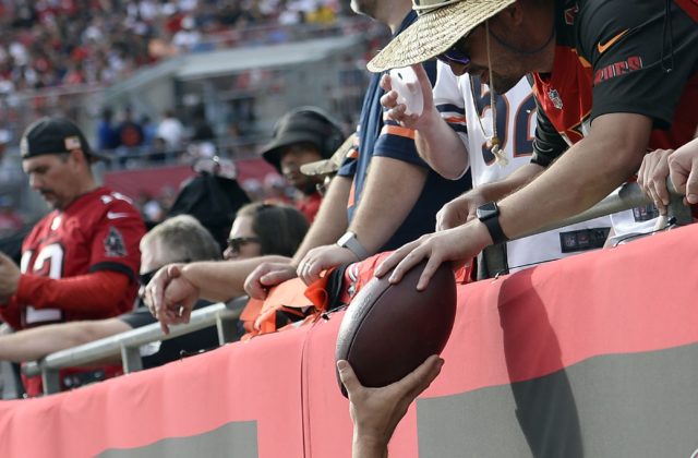 Fanúšik vrátil Bradymu loptu z jubilejnej prihrávky na touchdown